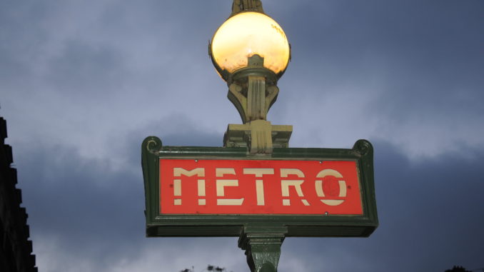 Línsegna del metrò a Parigi