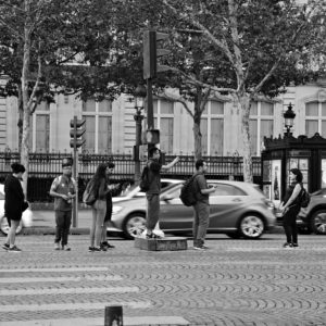 Fotografi in azione in mezzo alla strada a Parigi